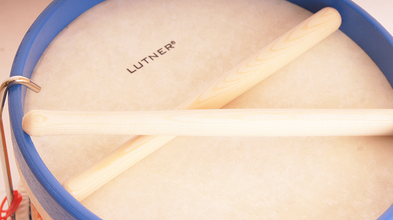 картинка  Детский барабан сине-белый диаметр 22 см., Lutner, FLT-KTYG от магазина ДетсадЯр