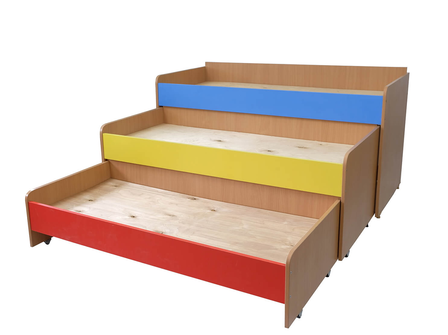 трехъярусная кровать для детей в детском саду